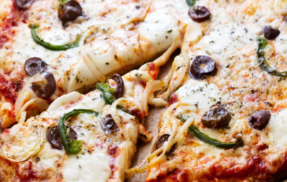 LCHF karfiolová pizza s paprikou a olivami LCHF karfiolová pizza s paprikou a olivami
